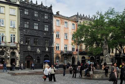 Часть площадь Рынок во Львове с Черной каменицей
